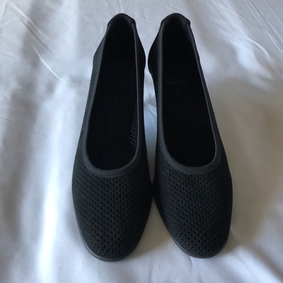 Women’s size 8M Stuart Weitzman black perforated pumps - Picture 3 of 14